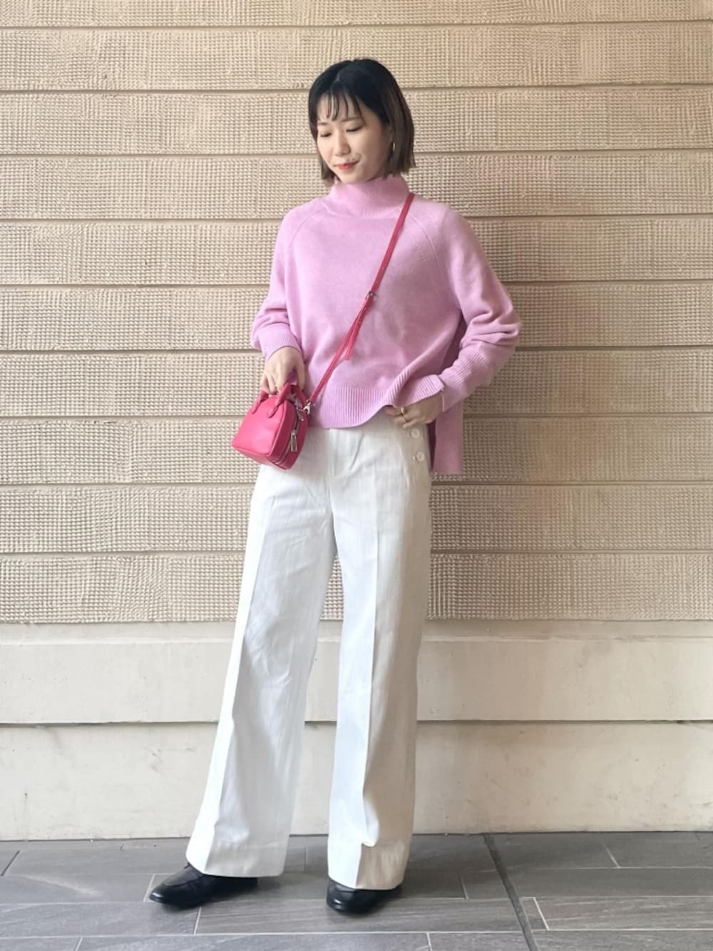 「ニット、デニム、ショルダーバッグ、ローファー、タートルネック、デニムパンツ、ホワイトデニム、タートルネックニット、アダムエロペ(ADAM ET ROPE')、Adam et Rope'」｜「ADAM ET ROPE'のウールクロップドタートルプルオーバー（ニット/セーター、ピンク系）」を使った、ADAM ET ROPE' STAFFさん（レディース・162cm）の冬コーディネートの1枚目の写真