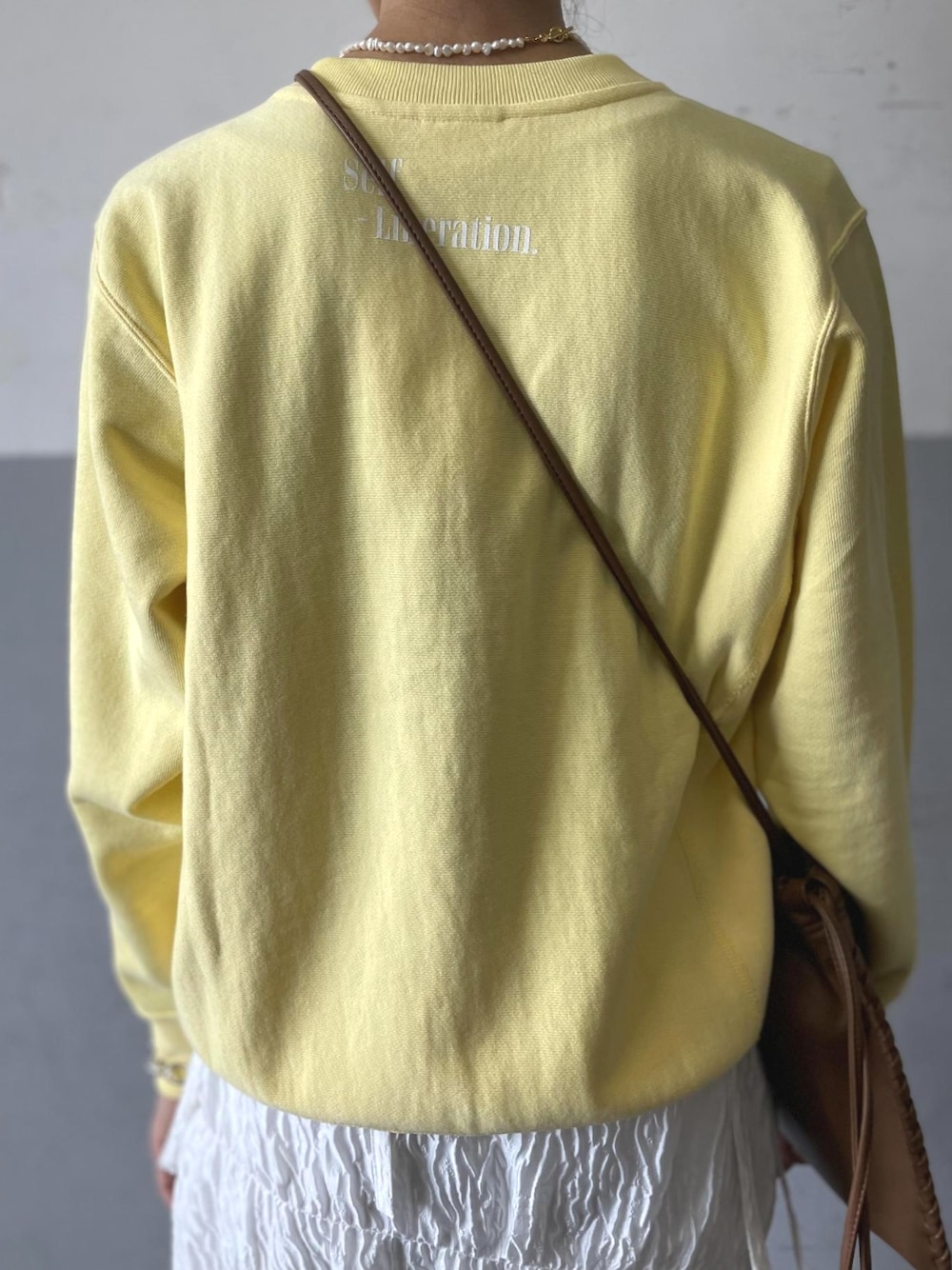 「チャンピオン、Champion、スウエット、パステルカラー、アダムエロペ(ADAM ET ROPE')、Adam et Rope'、春カラー、春コーデ、オトナカジュアル、パステル映える春」｜「Championの【Champion for ADAM ET ROPE'】別注10oz RW LOGO SWEAT（スウェット、イエロー系）」を使った、ADAM ET ROPE' STAFFさん（レディース・167cm）の春コーディネートの4枚目の写真