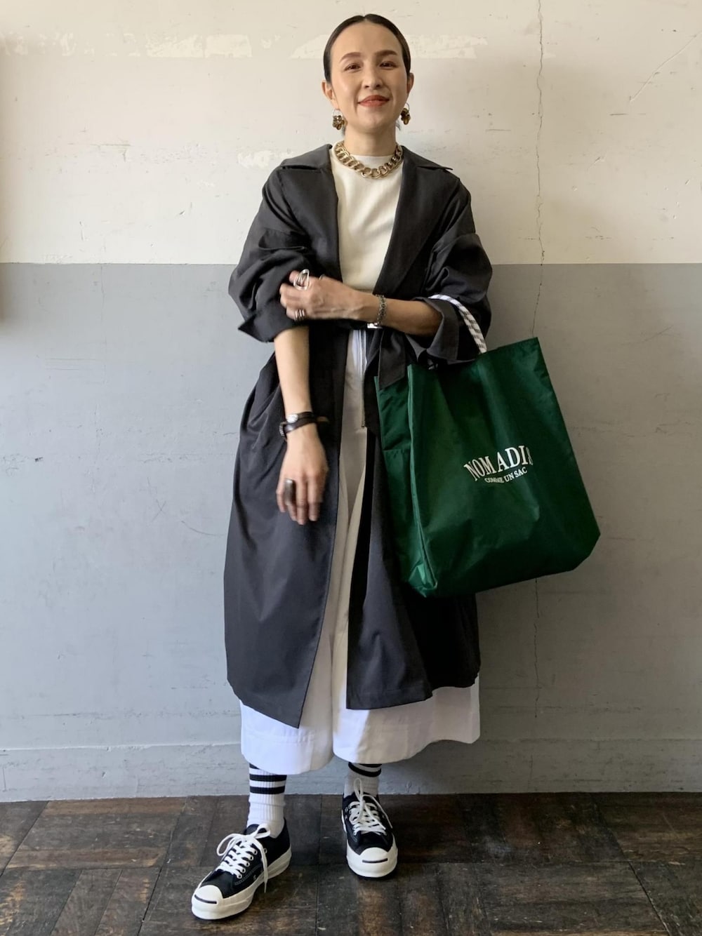 「トレンチコート、トレンチ、Dickies、モノトーン、ロングコート、春アウター、アダムエロペ(ADAM ET ROPE')、Adam et Rope'、モノトーンコーデ、ディッキーズ(Dickies)」｜「ADAM ET ROPE'のリラックストレンチコート（トレンチコート、グレー系）」を使った、ADAM ET ROPE' STAFFさん（レディース・166cm）の冬コーディネートの2枚目の写真