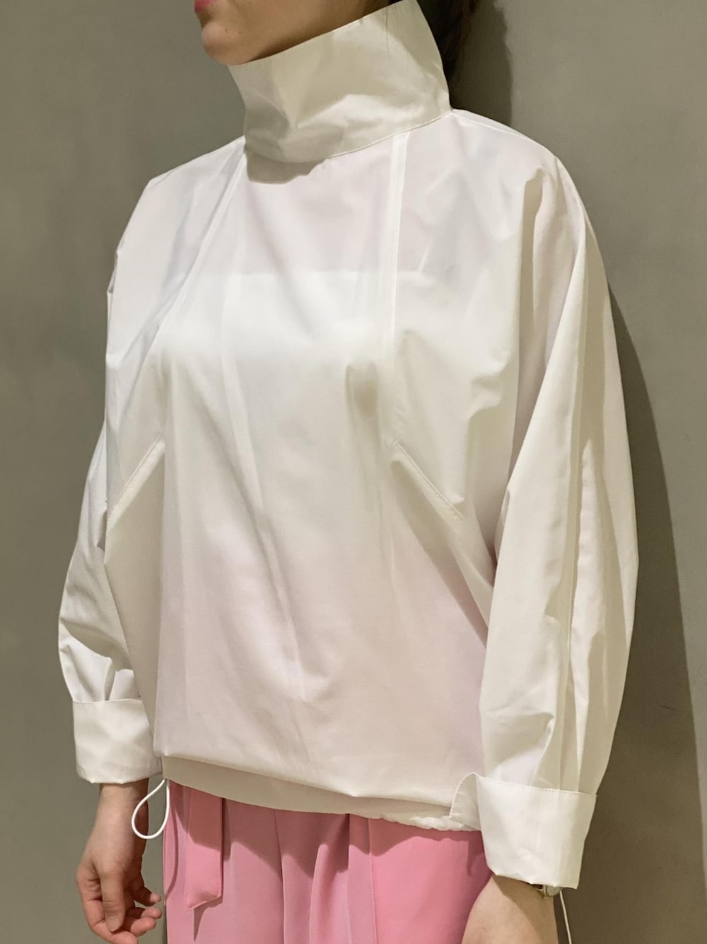 ホワイト系のシャツ/ブラウス、ピンク系のその他パンツ、シルバー系のバレエシューズを着用したレディースの冬コーディネートの3枚目の写真