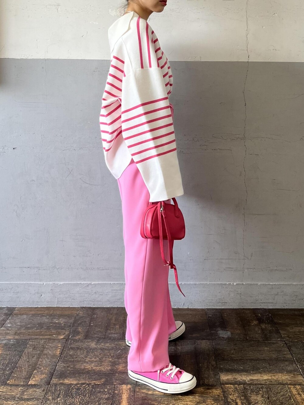 「ボーダー、ピンク、ボーダーニット、ボーダートップス、アダムエロペ(ADAM ET ROPE')、Adam et Rope'、セーラーカラー、pink、ピンクコーデ、オープンカラー」｜「ADAM ET ROPE'のインタックイージーパンツ（その他パンツ、ピンク系）」を使った、ADAM ET ROPE' STAFFさん（レディース・158cm）の春コーディネートの2枚目の写真
