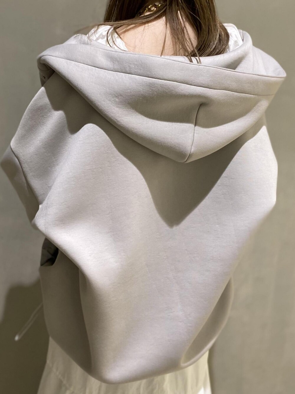 「ワンピース、モノトーン、アダムエロペ(ADAM ET ROPE')、ロングワンピース、Adam et Rope'、春カラー、春コーデ、モノトーンコーデ、ワンピーススタイル、オトナカジュアル」｜「ADAM ET ROPE'のフーディーブルゾン（ブルゾン、グレー系）」を使った、ADAM ET ROPE' STAFFさん（レディース・158cm）の春コーディネートの3枚目の写真
