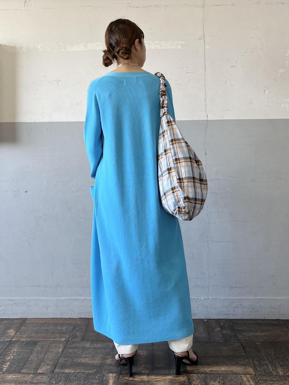 「Adam et Rope'、アダムエロペ(ADAM ET ROPE')、ロングカーディガン、カーディガン、ハイウエスト、ハイウエストパンツ、スポーツミックス、ブルー、トートバッグ、チェック、チェック柄、春コーデ、春夏コーデ、オトナカジュアル、大人カジュアル」｜「ADAM ET ROPE'の【サステナブル】ビスチェ付きロングカーディガン（カーディガン/ボレロ、ブルー系）」を使った、ADAM ET ROPE' STAFFさん（レディース・158cm）の冬コーディネートの5枚目の写真