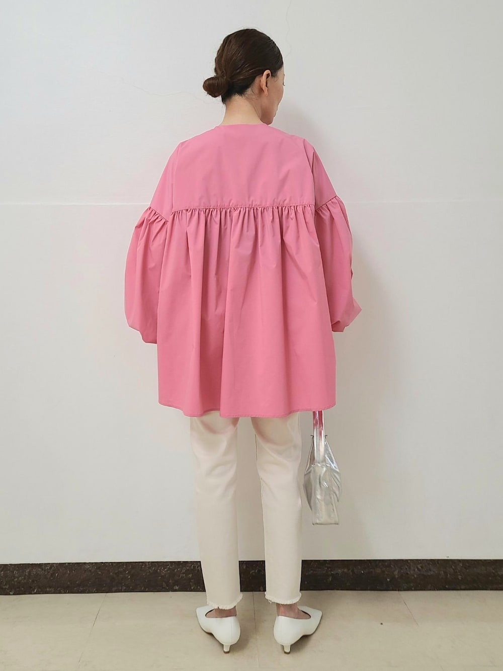 「ブラウス、ピンク、アダムエロペ(ADAM ET ROPE')、Adam et Rope'、ピンクコーデ、パフスリーブ、バルーンスリーブ、ブラウス×デニム、袖ボリューム、ボリューム袖」｜「ADAM ET ROPE'のバルーンスリーブシャツカーディガン（シャツ/ブラウス、ピンク系）」を使った、ADAM ET ROPE' STAFFさん（レディース・159cm）の春コーディネートの3枚目の写真