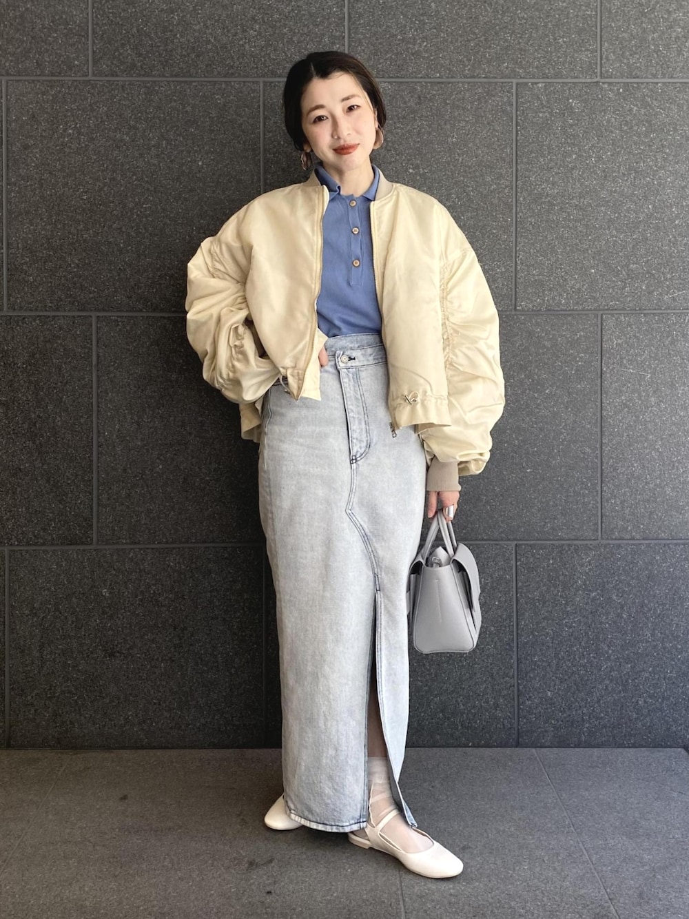 「タイトスカート、MA-1、ショルダーバッグ、デニムスカート、ロングスカート、アダムエロペ(ADAM ET ROPE')、Adam et Rope'、パフスリーブ、袖ボリューム、ボリューム袖」｜「ADAM ET ROPE'のパフスリーブMA-1（MA-1、ホワイト系）」を使った、ADAM ET ROPE' STAFFさん（レディース・154cm）の冬コーディネートの1枚目の写真