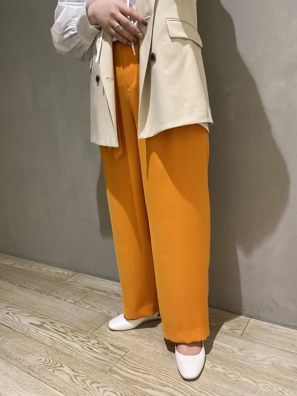 「ブラウス、レイヤード、カラーパンツ、ベスト、レイヤードスタイル、オレンジ、ワイドパンツ、ジレ、アダムエロペ(ADAM ET ROPE')、Adam et Rope'」｜「ADAM ET ROPE'のエンブロイダリーカラーブラウス（シャツ/ブラウス、ホワイト系）」を使った、ADAM ET ROPE' STAFFさん（レディース・160cm）の冬コーディネートの4枚目の写真