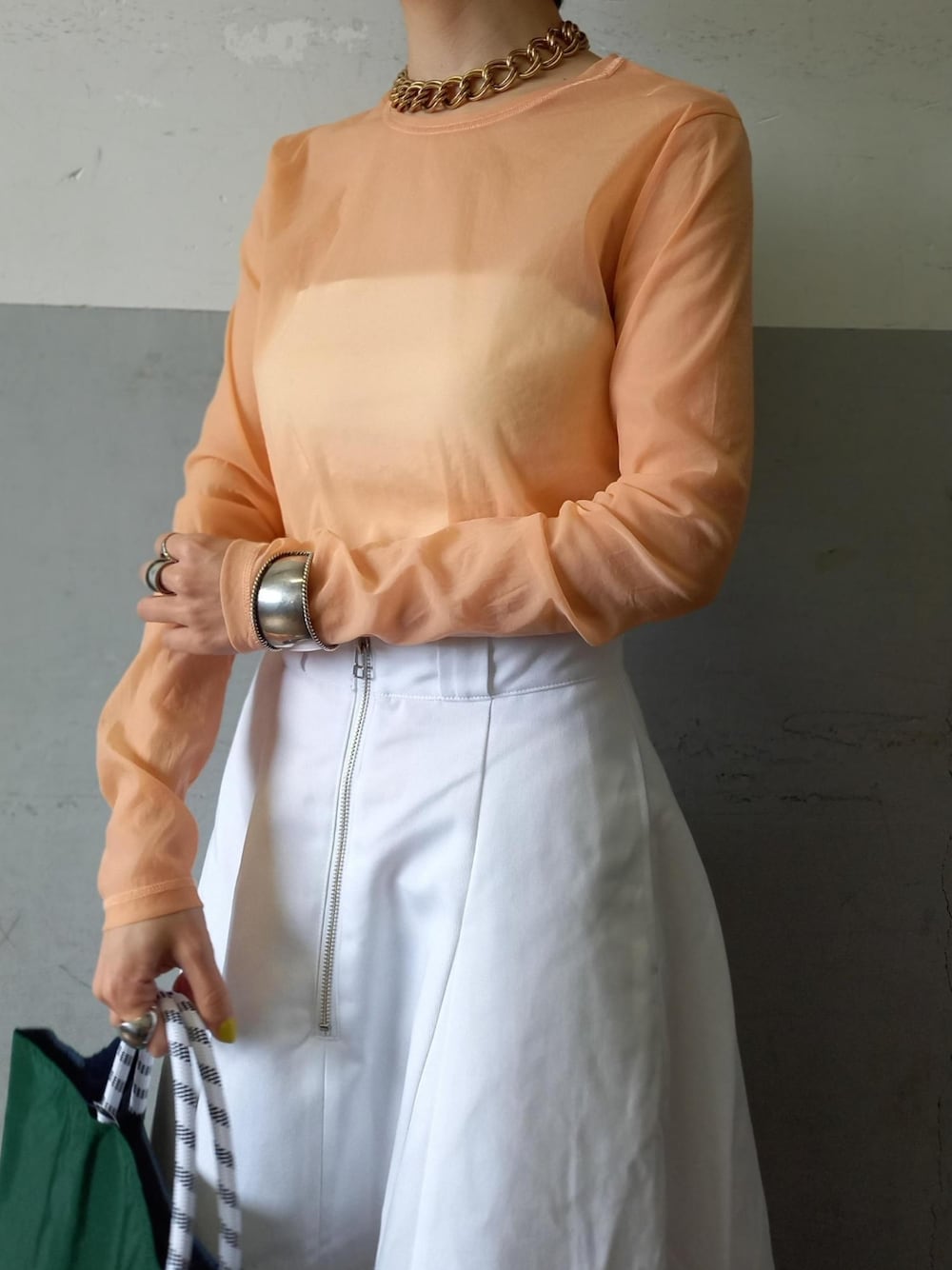 「フレアスカート、スカート、Dickies、ロングスカート、アダムエロペ(ADAM ET ROPE')、春、Adam et Rope'、スカートスタイル、春コーデ、ディッキーズ(Dickies)」｜「ADAM ET ROPE'のストレッチタフタロングT（Tシャツ/カットソー、オレンジ系）」を使った、ADAM ET ROPE' STAFFさん（レディース・158cm）の冬コーディネートの4枚目の写真
