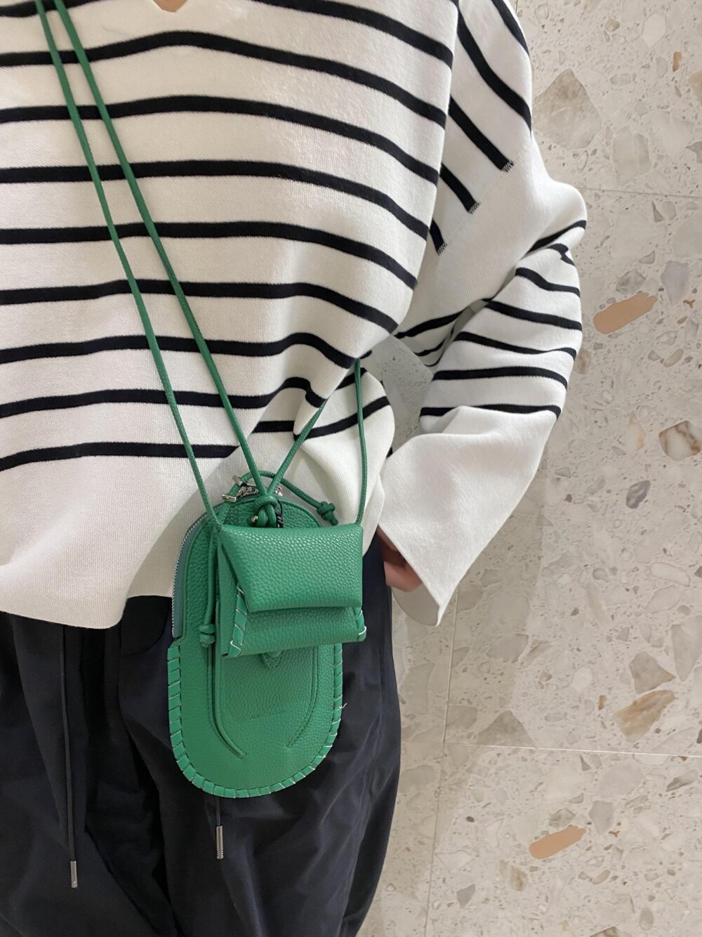 「ボーダー、ショルダーバッグ、ローファー、Vネック、フラットシューズ、ハイウエスト、アダムエロペ(ADAM ET ROPE')、Adam et Rope'、ミニバッグ、ペタンコ靴」｜「ADAM ET ROPE'のハイウエストスポーティースラックス（その他パンツ、ブラック系）」を使った、ADAM ET ROPE' STAFFさん（レディース・163cm）の冬コーディネートの3枚目の写真
