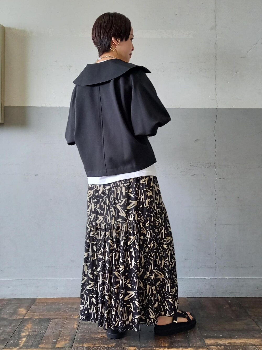 「ジャケット、フレアスカート、モノトーン、ロングスカート、柄スカート、アダムエロペ(ADAM ET ROPE')、Adam et Rope'、ジャケットスタイル、モノトーンコーデ、ベルクロ」｜「ADAM ET ROPE'の【The Skirt Chronicles for BIOTOP】Tee 22SS（Tシャツ/カットソー、ホワイト系）」を使った、ADAM ET ROPE' STAFFさん（レディース・158cm）の春コーディネートの3枚目の写真