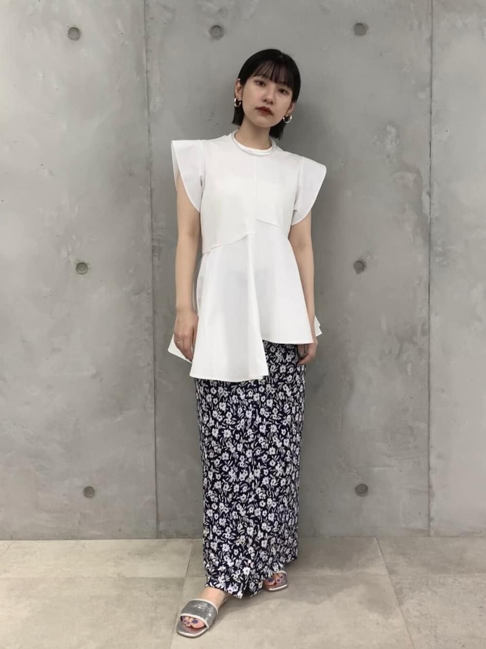 「別注、休日コーデ、アダムエロペ(ADAM ET ROPE')、Adam et Rope'、フリルトップス、アニエスベー、アダムエロペ、agnes b.、adametrope、オトナ女子」｜「ADAM ET ROPE'のフリルペプラムカットソー（Tシャツ/カットソー、ホワイト系）」を使った、ADAM ET ROPE' STAFFさん（レディース・154cm）の春コーディネートの1枚目の写真