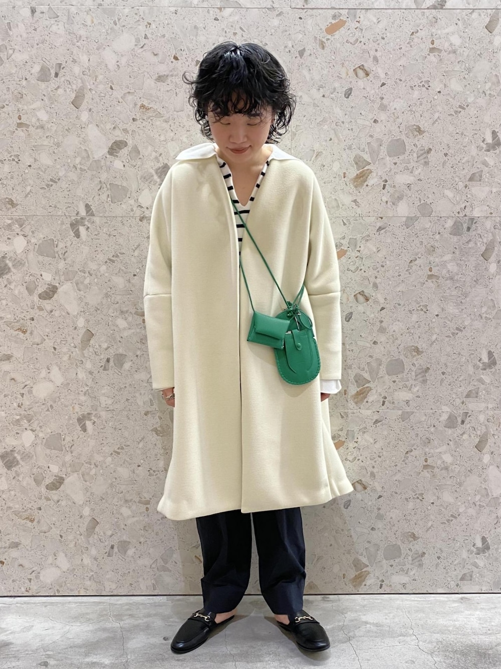 「ボーダー、ショルダーバッグ、ローファー、Vネック、フラットシューズ、ハイウエスト、アダムエロペ(ADAM ET ROPE')、Adam et Rope'、ミニバッグ、ペタンコ靴」｜「ADAM ET ROPE'のハイウエストスポーティースラックス（その他パンツ、ブラック系）」を使った、ADAM ET ROPE' STAFFさん（レディース・163cm）の冬コーディネートの5枚目の写真