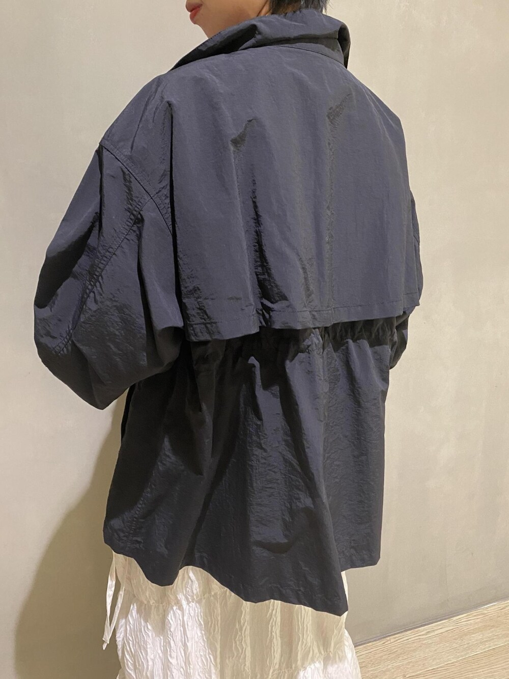 「ブルゾン、パンプス、モノトーン、ロングスカート、春アウター、アダムエロペ(ADAM ET ROPE')、Adam et Rope'、白スカート、春コーデ、モノトーンコーデ」｜「ADAM ET ROPE'のドロストブルゾン（ブルゾン、ブラック系）」を使った、ADAM ET ROPE' STAFFさん（レディース・165cm）の冬コーディネートの3枚目の写真