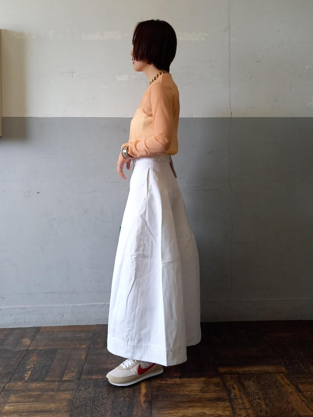 「フレアスカート、スカート、Dickies、ロングスカート、アダムエロペ(ADAM ET ROPE')、春、Adam et Rope'、スカートスタイル、春コーデ、ディッキーズ(Dickies)」｜「ADAM ET ROPE'のストレッチタフタロングT（Tシャツ/カットソー、オレンジ系）」を使った、ADAM ET ROPE' STAFFさん（レディース・158cm）の冬コーディネートの2枚目の写真