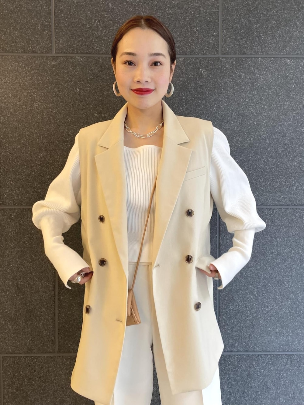 「アダムエロペ(ADAM ET ROPE')、Adam et Rope'、ホワイト、ホワイトコーデ、ワイドパンツ、スラックス、ジレ、大人女子、ワントーンコーデ、フラットシューズ、キレイめ、パンツスタイル、春コーデ、春夏コーデ、きれいめカジュアル」｜「ADAM ET ROPE'のスクエアネックリブニット（ニット/セーター、ホワイト系）」を使った、ADAM ET ROPE' STAFFさん（レディース・157cm）の冬コーディネートの3枚目の写真