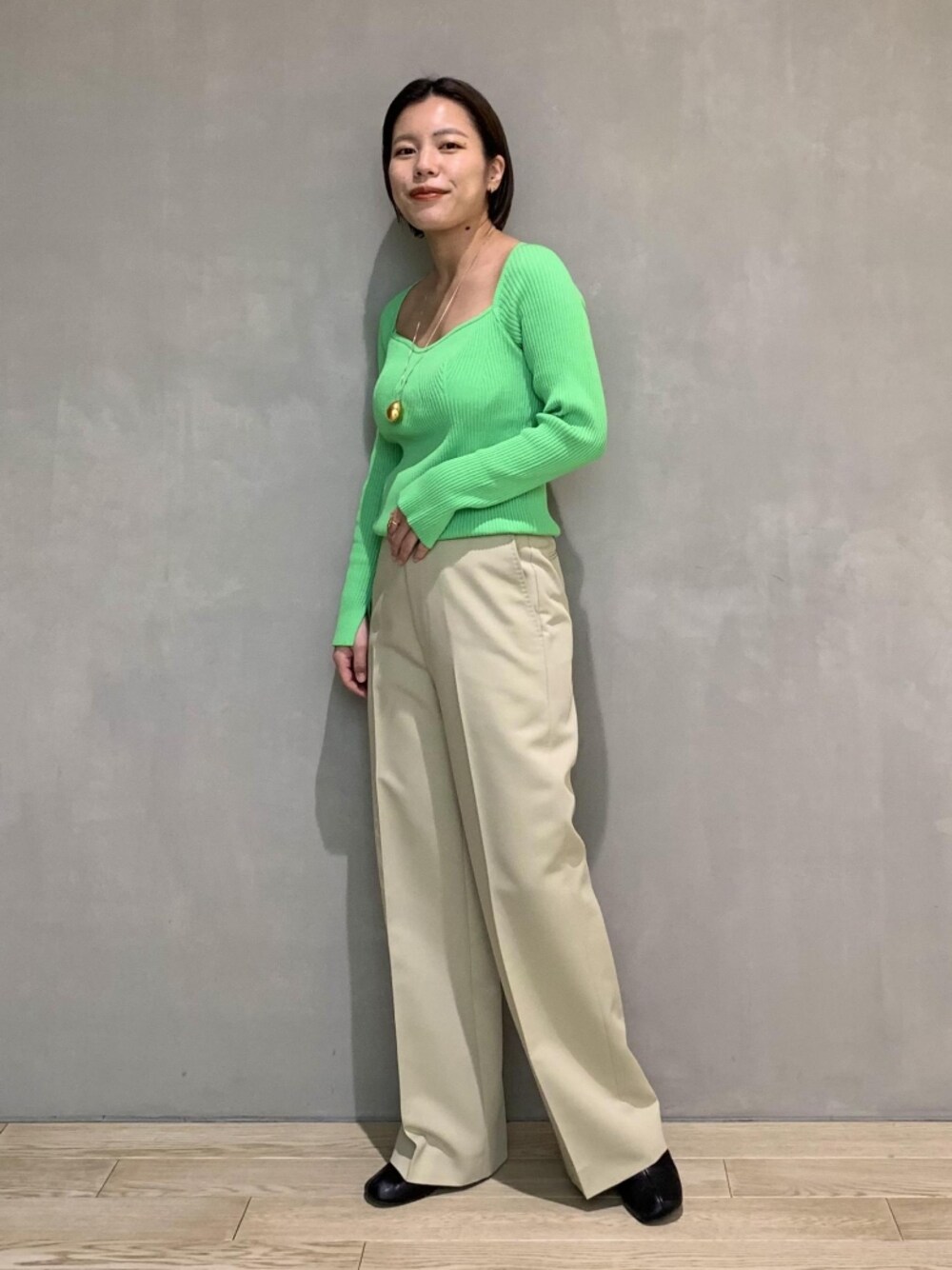 「アダムエロペ(ADAM ET ROPE')、Adam et Rope'、リブ　、ワイドパンツ、ワイドスラックス、スラックス、スラックスパンツ、春コーデ、春、春カラー、グリーン、オトナカジュアル、大人カジュアル、パンツコーデ、私の推しブランド」｜「ADAM ET ROPE'のカップインニットプルオーバー（ニット/セーター、グリーン系）」を使った、ADAM ET ROPE' STAFFさん（レディース・158cm）の冬コーディネートの1枚目の写真
