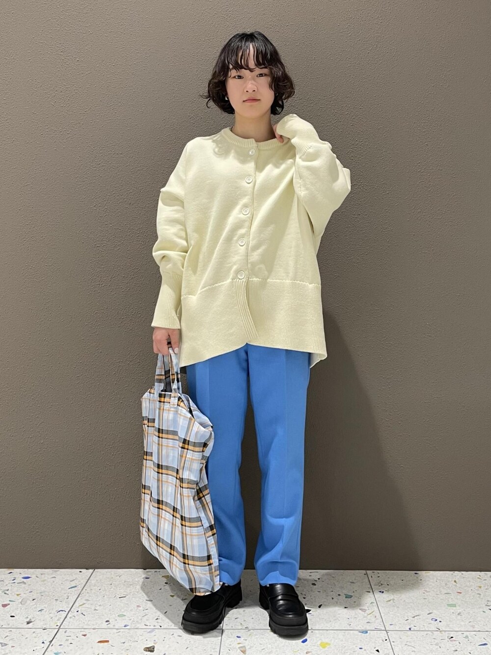 「カーディガン、ビッグシルエット、カラーパンツ、スラックス、オーバーサイズ、アダムエロペ(ADAM ET ROPE')、Adam et Rope'、低身長、低身長コーデ、低身長女子」｜「ADAM ET ROPE'のクルーネックカーディガン（カーディガン/ボレロ、ホワイト系）」を使った、ADAM ET ROPE' STAFFさん（レディース・150cm）の冬コーディネートの5枚目の写真
