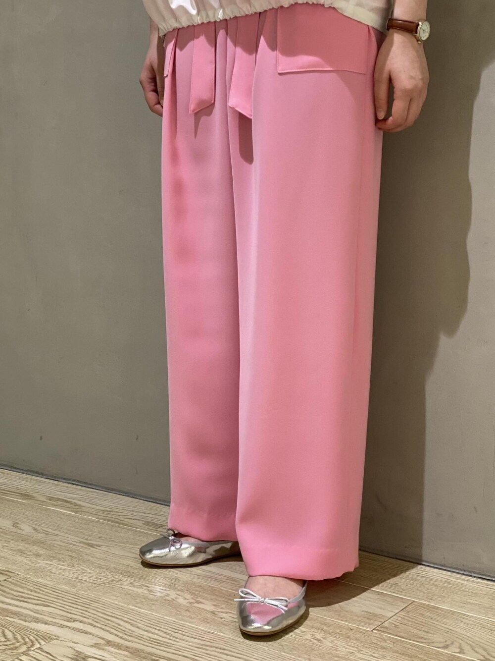 ホワイト系のシャツ/ブラウス、ピンク系のその他パンツ、シルバー系のバレエシューズを着用したレディースの冬コーディネートの5枚目の写真