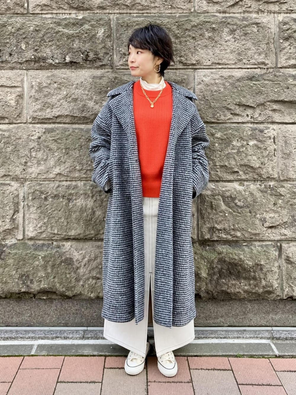 「チェック、コート、チェック柄、カラーニット、ロングコート、大人カジュアル、アダムエロペ(ADAM ET ROPE')、大人女子、Adam et Rope'、ゆるコーデ」｜「ADAM ET ROPE'のコンパクト畦ニットプルオーバー（ニット/セーター、レッド系）」を使った、ADAM ET ROPE' STAFFさん（レディース・157cm）の冬コーディネートの1枚目の写真