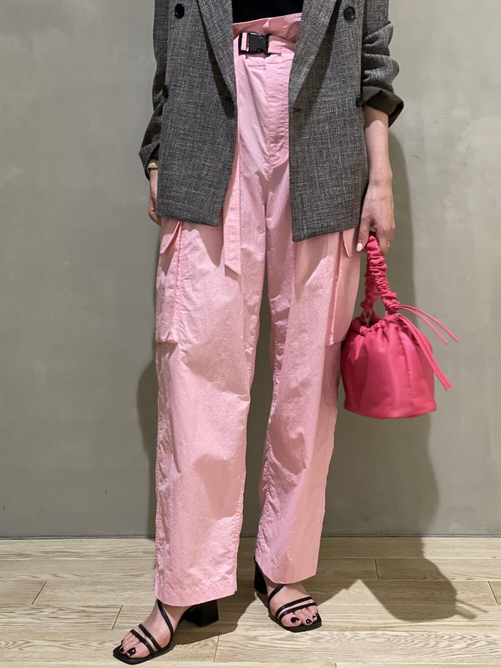 「ピンク、ハイウエスト、カーゴパンツ、ハイウエストパンツ、ワークパンツ、アダムエロペ(ADAM ET ROPE')、Adam et Rope'、pink、ピンクコーデ、ナイロンパンツ」｜「ADAM ET ROPE'の【公式サイト・直営店舗限定】［ibipio］oval chain necklace (品番:GAZ62060)（ネックレス、シルバー系）」を使った、ADAM ET ROPE' STAFFさん（レディース・165cm）の春コーディネートの4枚目の写真