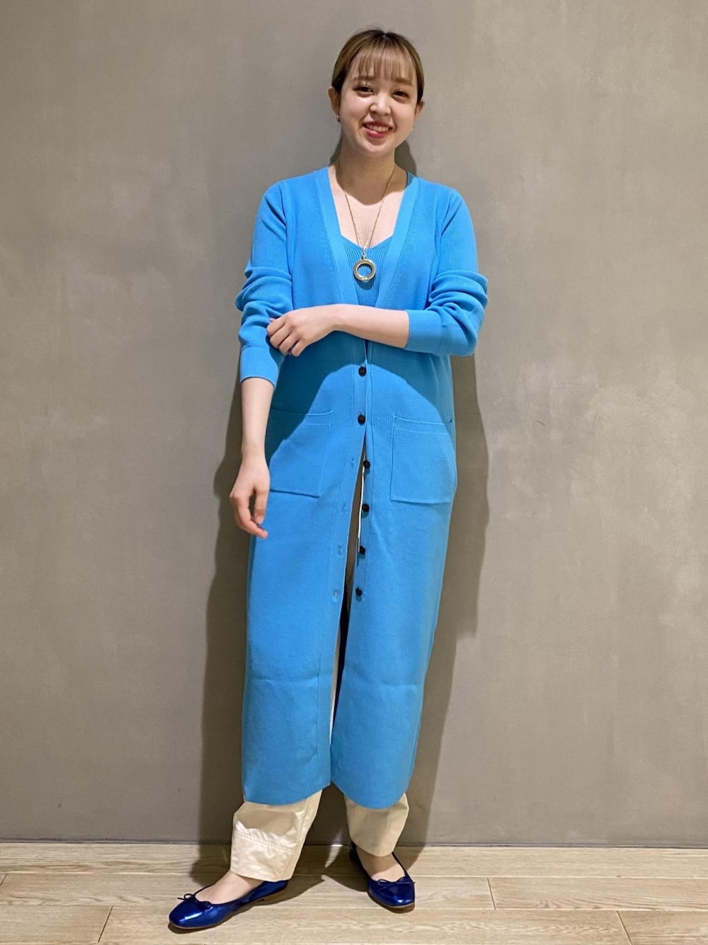 「ブルー、レイヤードスタイル、ロングカーディガン、キャミソール、ロングカーデ、アダムエロペ(ADAM ET ROPE')、Adam et Rope'、ブルーコーデ、セットアイテム」｜「ADAM ET ROPE'の【サステナブル】ビスチェ付きロングカーディガン（カーディガン/ボレロ、ブルー系）」を使った、ADAM ET ROPE' STAFFさん（レディース・158cm）の冬コーディネートの1枚目の写真