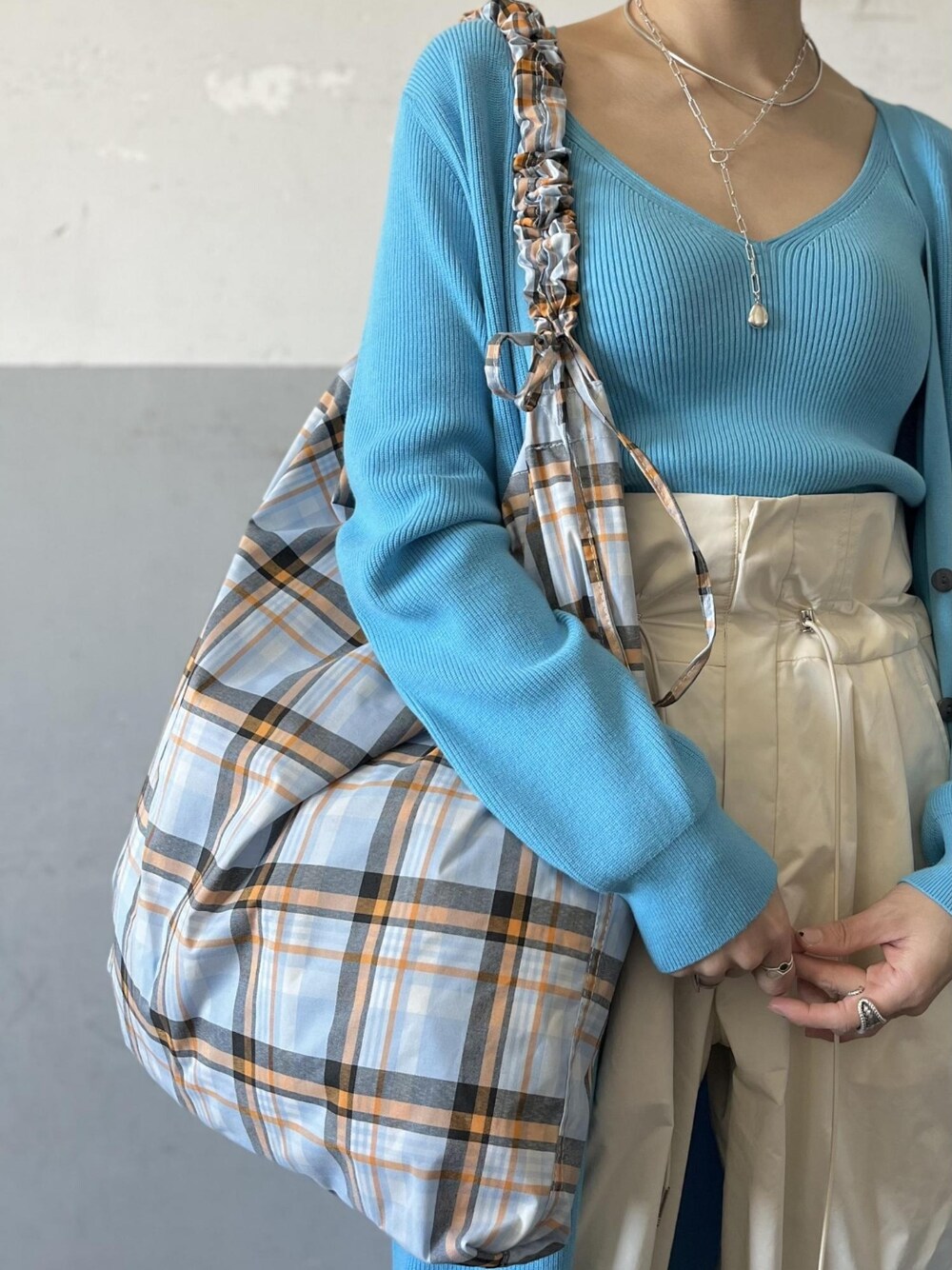 「Adam et Rope'、アダムエロペ(ADAM ET ROPE')、ロングカーディガン、カーディガン、ハイウエスト、ハイウエストパンツ、スポーツミックス、ブルー、トートバッグ、チェック、チェック柄、春コーデ、春夏コーデ、オトナカジュアル、大人カジュアル」｜「ADAM ET ROPE'の【サステナブル】ビスチェ付きロングカーディガン（カーディガン/ボレロ、ブルー系）」を使った、ADAM ET ROPE' STAFFさん（レディース・158cm）の冬コーディネートの4枚目の写真