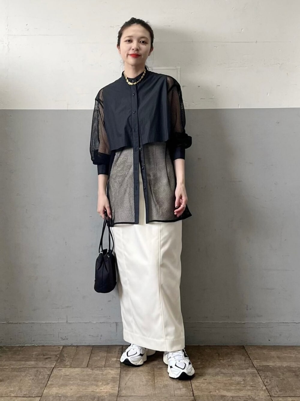 「休日コーデ、アダムエロペ(ADAM ET ROPE')、Adam et Rope'、モノトーンコーデ、シースルー、シンプルスタイル、アダムエロペ、おでかけコーデ、メッシュトップス、adametrope」｜「ADAM ET ROPE'の【サステナブル】スタンドカラーメッシュシャツ（シャツ/ブラウス、ブラック系）」を使った、ADAM ET ROPE' STAFFさん（レディース・158cm）の春コーディネートの1枚目の写真