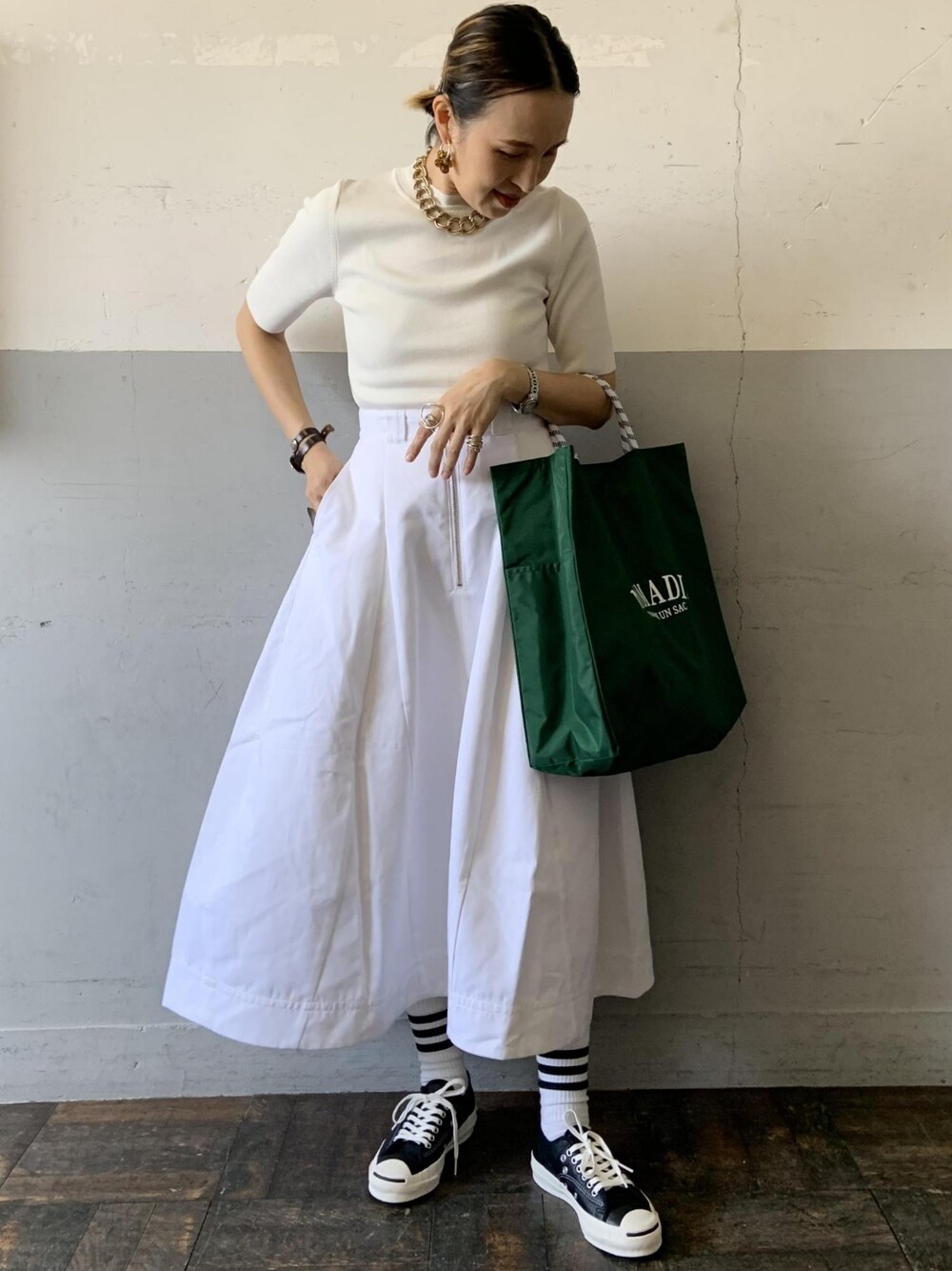 「トレンチコート、トレンチ、Dickies、モノトーン、ロングコート、春アウター、アダムエロペ(ADAM ET ROPE')、Adam et Rope'、モノトーンコーデ、ディッキーズ(Dickies)」｜「ADAM ET ROPE'のリラックストレンチコート（トレンチコート、グレー系）」を使った、ADAM ET ROPE' STAFFさん（レディース・166cm）の冬コーディネートの3枚目の写真