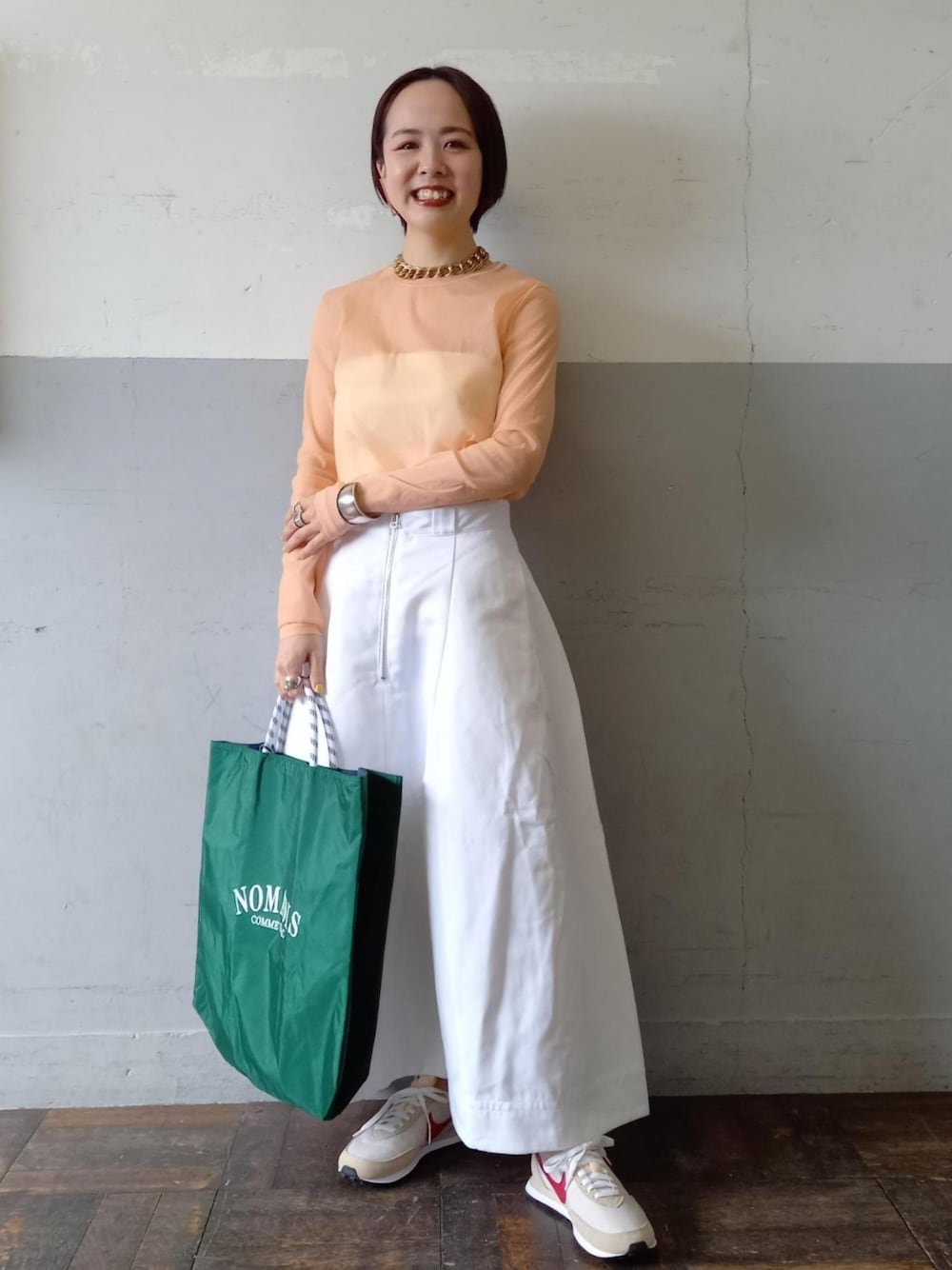 「フレアスカート、スカート、Dickies、ロングスカート、アダムエロペ(ADAM ET ROPE')、春、Adam et Rope'、スカートスタイル、春コーデ、ディッキーズ(Dickies)」｜「ADAM ET ROPE'のストレッチタフタロングT（Tシャツ/カットソー、オレンジ系）」を使った、ADAM ET ROPE' STAFFさん（レディース・158cm）の冬コーディネートの1枚目の写真