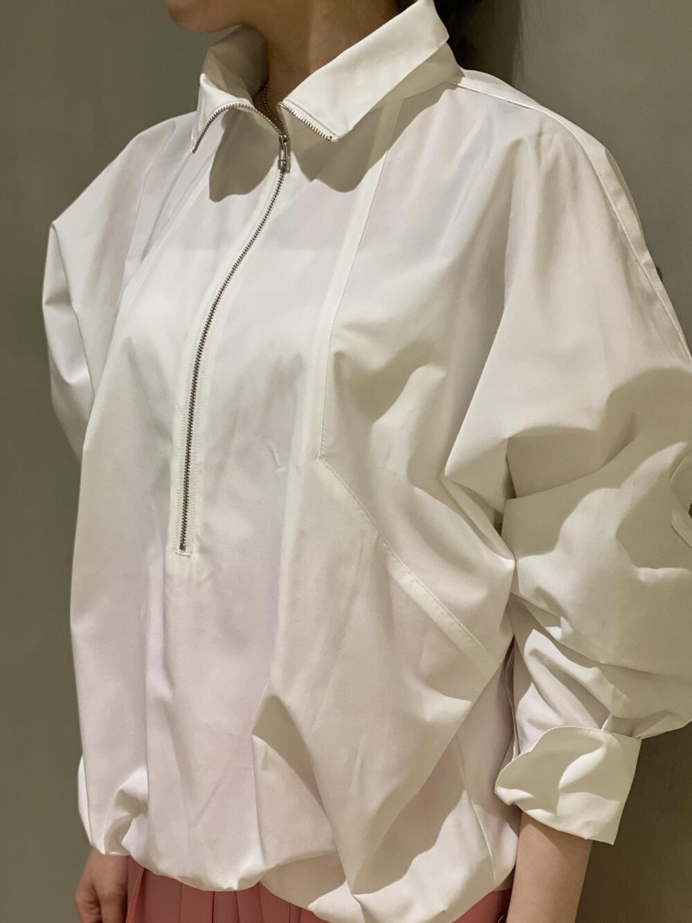 ホワイト系のシャツ/ブラウス、ピンク系のその他パンツ、シルバー系のバレエシューズを着用したレディースの冬コーディネートの2枚目の写真