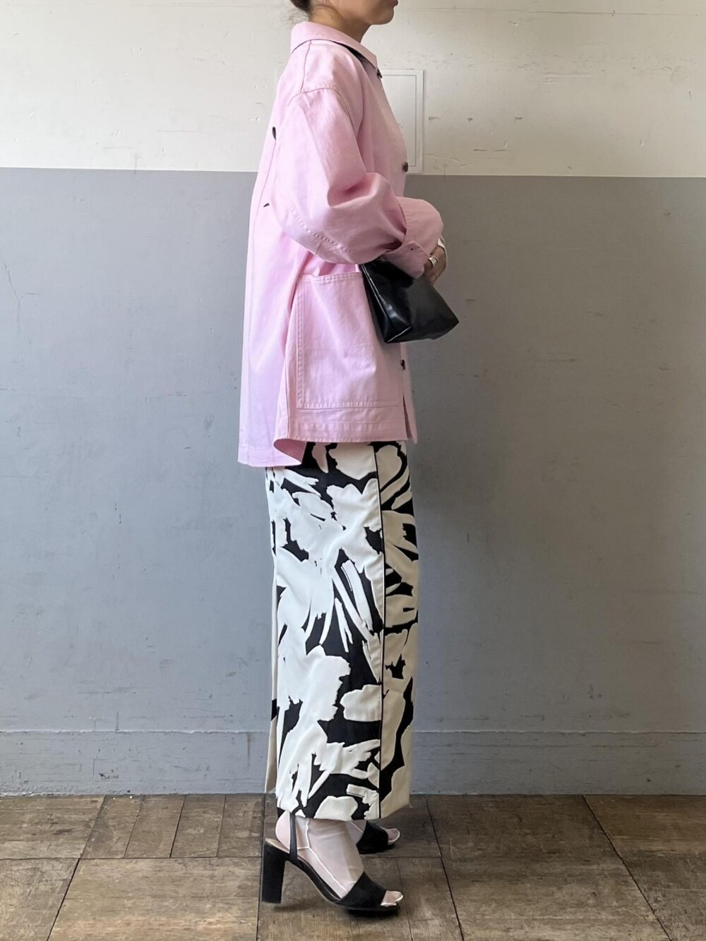 「タイトスカート、ジャケット、ピンク、ロングスカート、シャツジャケット、柄スカート、アダムエロペ(ADAM ET ROPE')、Adam et Rope'、春コーデ、ピンクコーデ」｜「ADAM ET ROPE'のシュリンクプリントスカート（スカート、ブラック系）」を使った、ADAM ET ROPE' STAFFさん（レディース・158cm）の冬コーディネートの2枚目の写真