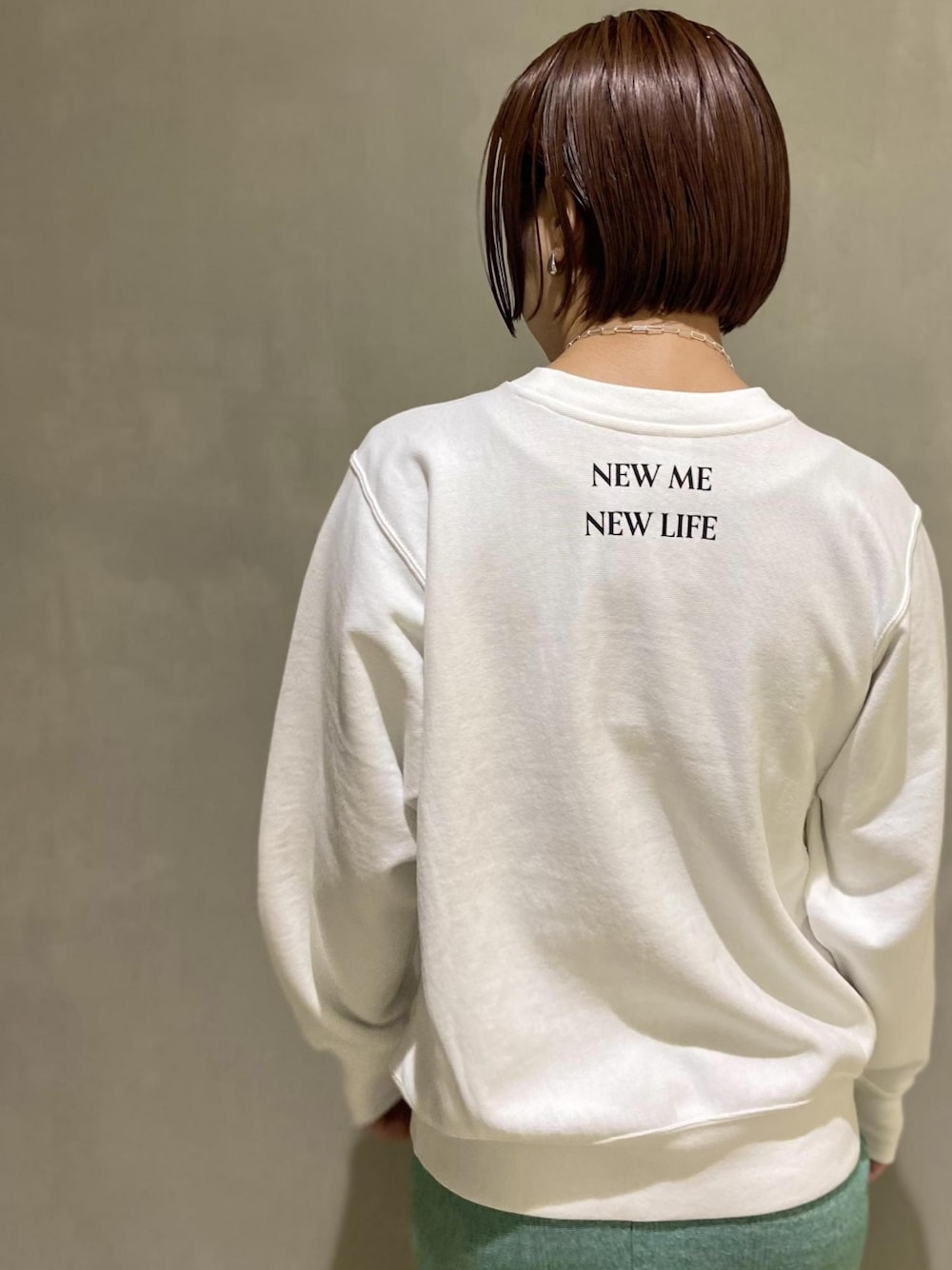 「スウェット、タイトスカート、スカート、チャンピオン、トレーナー、ロゴスウェット、Champion、アダムエロペ(ADAM ET ROPE')、Adam et Rope'、スカートスタイル」｜「Championの【Champion for ADAM ET ROPE'】別注10oz RW LOGO SWEAT（スウェット、ホワイト系）」を使った、ADAM ET ROPE' STAFFさん（レディース・158cm）の冬コーディネートの3枚目の写真