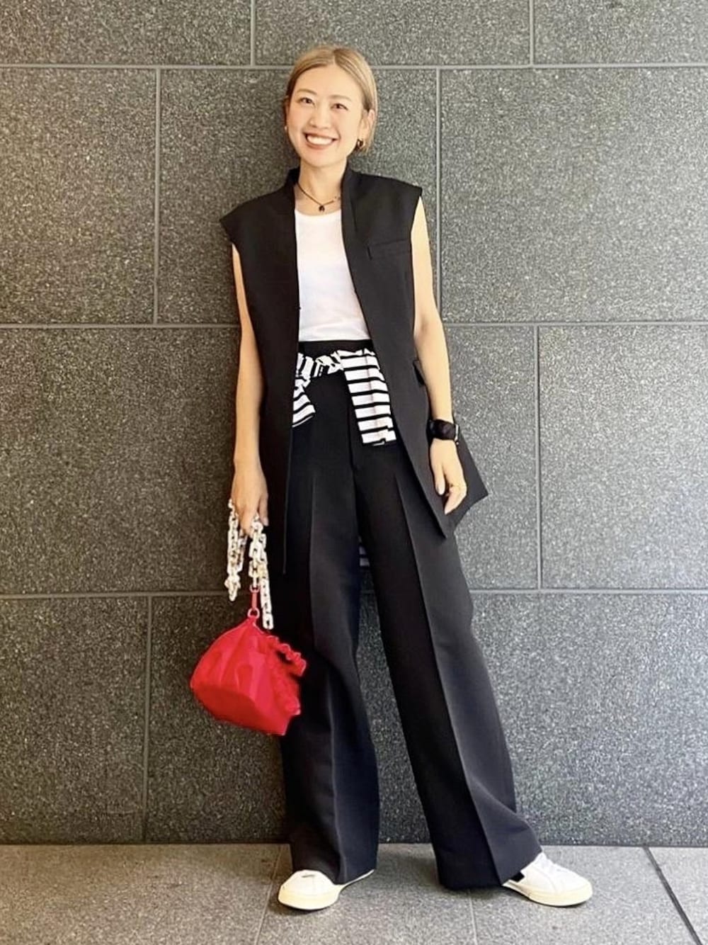 「スニーカー、モノトーン、白スニーカー、ジレ、アダムエロペ(ADAM ET ROPE')、大人女子、Adam et Rope'、モノトーンコーデ、モノトーンスタイル、腰巻きスタイル」｜「HVISKの【HVISK】JOLLY RUSH TWILL
(品番:EUX72060)（バッグ、レッド系）」を使った、ADAM ET ROPE' STAFFさん（レディース・157cm）の夏コーディネートの1枚目の写真