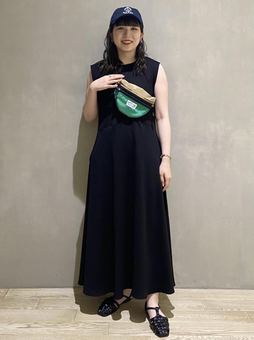「ワンピース、ブラック、夏、ショルダーバッグ、ブラックコーデ、アダムエロペ(ADAM ET ROPE')、ロングワンピース、Adam et Rope'、夏コーデ、ノースリーブ」｜「ADAM ET ROPE'の【WEB限定】カットフォルムロードレス（ワンピース、ブラック系）」を使った、ADAM ET ROPE' STAFFさん（レディース・160cm）の夏コーディネートの1枚目の写真