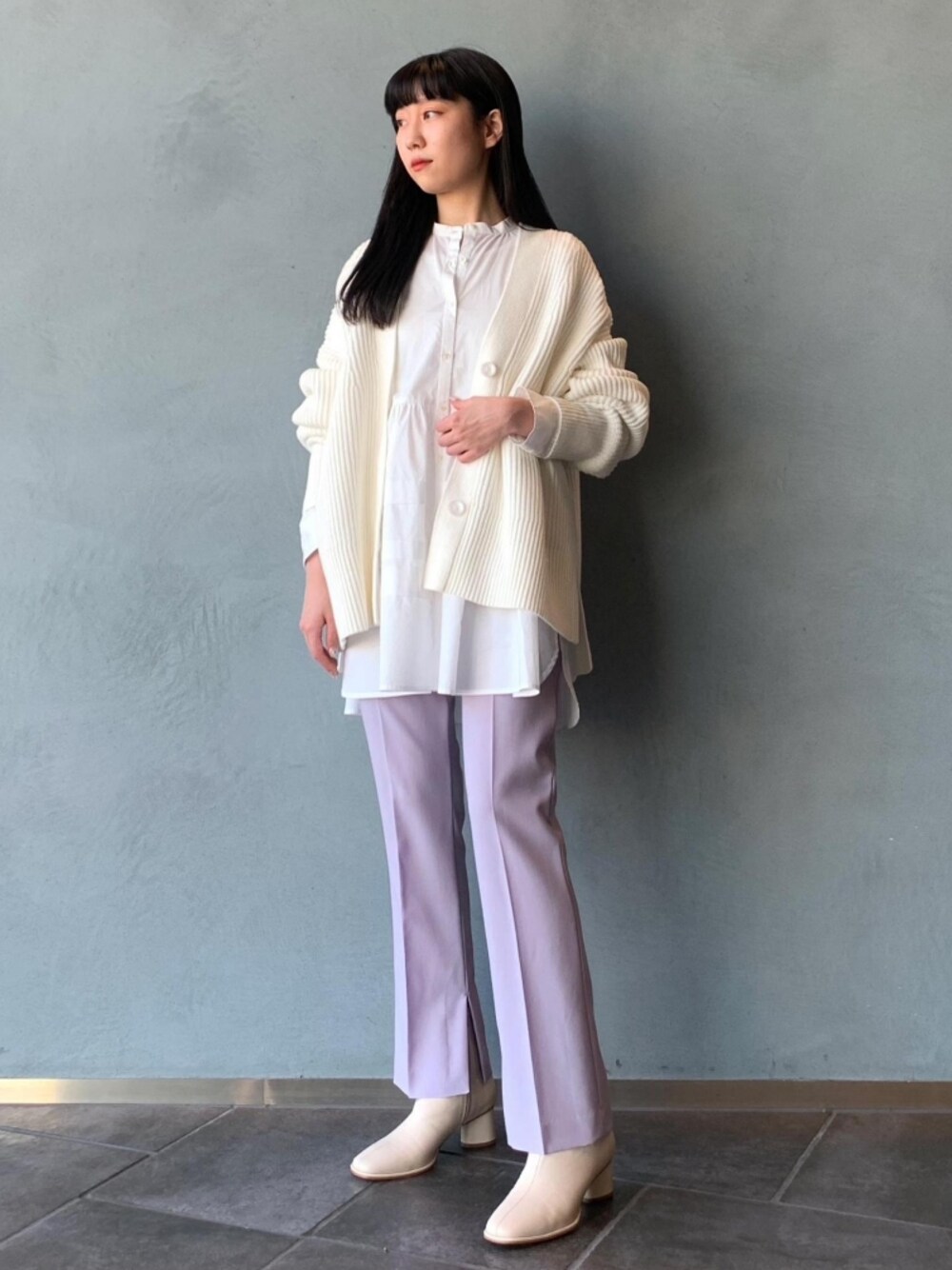 「アダムエロペ(ADAM ET ROPE')、Adam et Rope'、ブラウス、カーディガン、春コーデ、春、私の推しブランド、春カラー、ラベンダー、ショートブーツ、白ブラウス、チュニック、スラックス、スラックスパンツ、カラーパンツ」｜「ADAM ET ROPE'の畦ボクシーニットカーディガン（カーディガン/ボレロ、ホワイト系）」を使った、ADAM ET ROPE' STAFFさん（レディース・159cm）の冬コーディネートの1枚目の写真