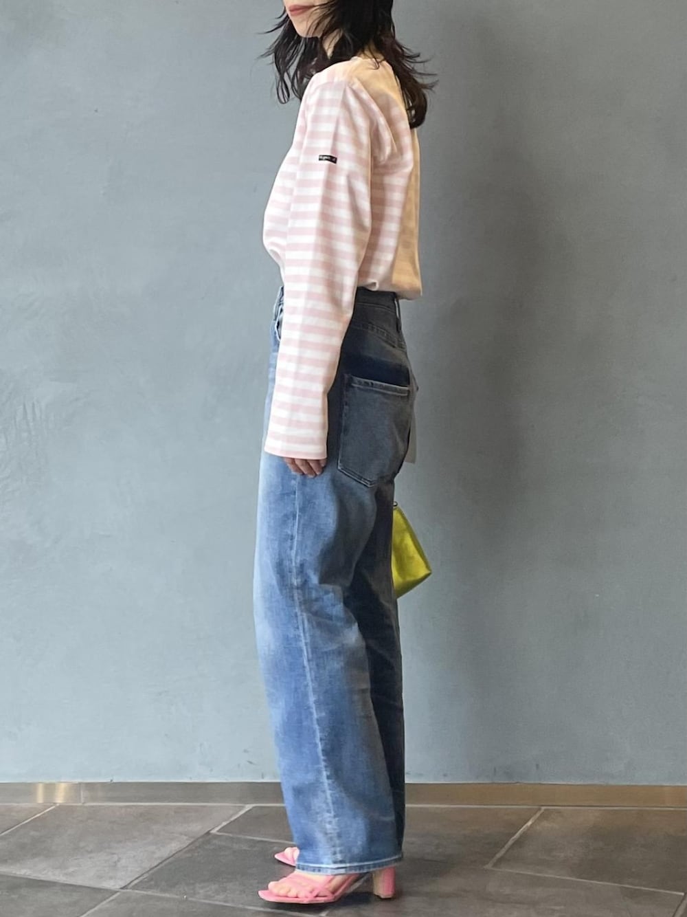 「デニム、ボーダー、デニムパンツ、ボーダートップス、アダムエロペ(ADAM ET ROPE')、Adam et Rope'、アニエスベー、agnes b.、オトナカジュアル、アニエスベー(agnes b.)」｜「agnes b.の【agnes b. for ADAM ET ROPE'】TS MARINO ML（Tシャツ/カットソー、ピンク系）」を使った、ADAM ET ROPE' STAFFさん（レディース・158cm）の冬コーディネートの4枚目の写真