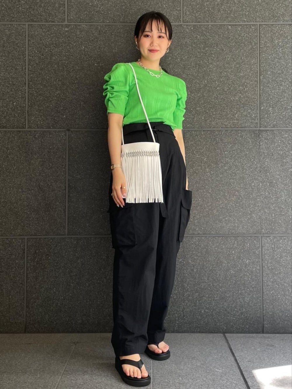 「ショルダーバッグ、サンダル、ワークパンツ、アダムエロペ(ADAM ET ROPE')、Adam et Rope'、夏コーデ、パフスリーブ、ナイロンパンツ、袖ボリューム、ボリューム袖」｜「ADAM ET ROPE'のパフショルダーリブプルオーバー（Tシャツ/カットソー、グリーン系）」を使った、ADAM ET ROPE' STAFFさん（レディース・156cm）の春コーディネートの1枚目の写真