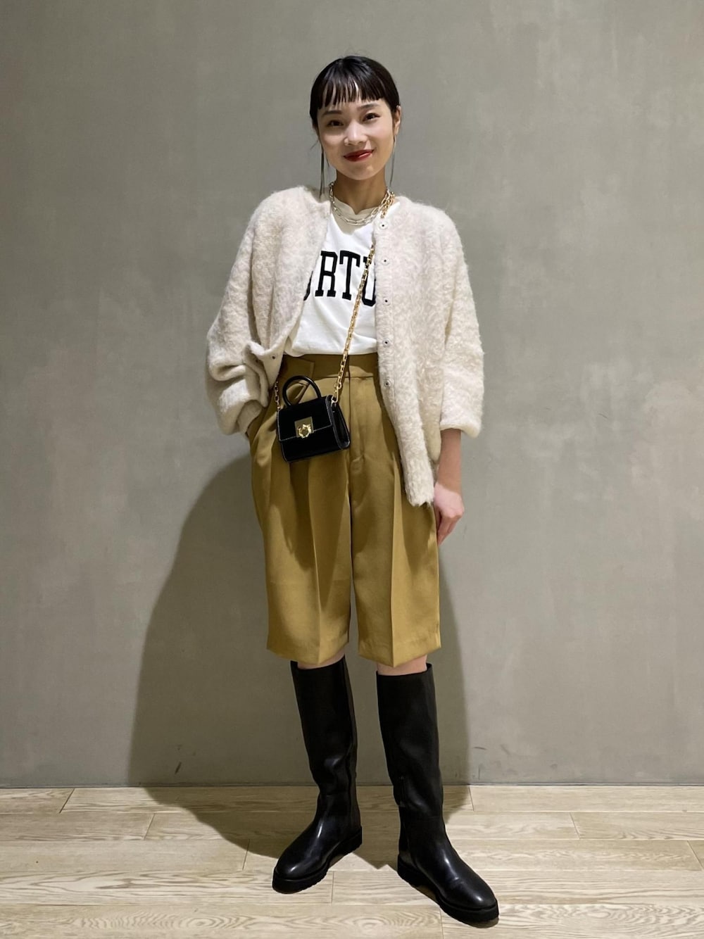 「カーディガン、秋のコーデ、ロングブーツ、ハーフパンツ、アダムエロペ(ADAM ET ROPE')、Adam et Rope'、秋コーデ、秋カラー、秋冬コーデ、秋服準備はじめました」｜「ADAM ET ROPE'の【REMII RELIEF】別注 SP加工 NURTURE TEE（Tシャツ/カットソー、ホワイト系）」を使った、ADAM ET ROPE' STAFFさん（レディース・157cm）の夏コーディネートの1枚目の写真