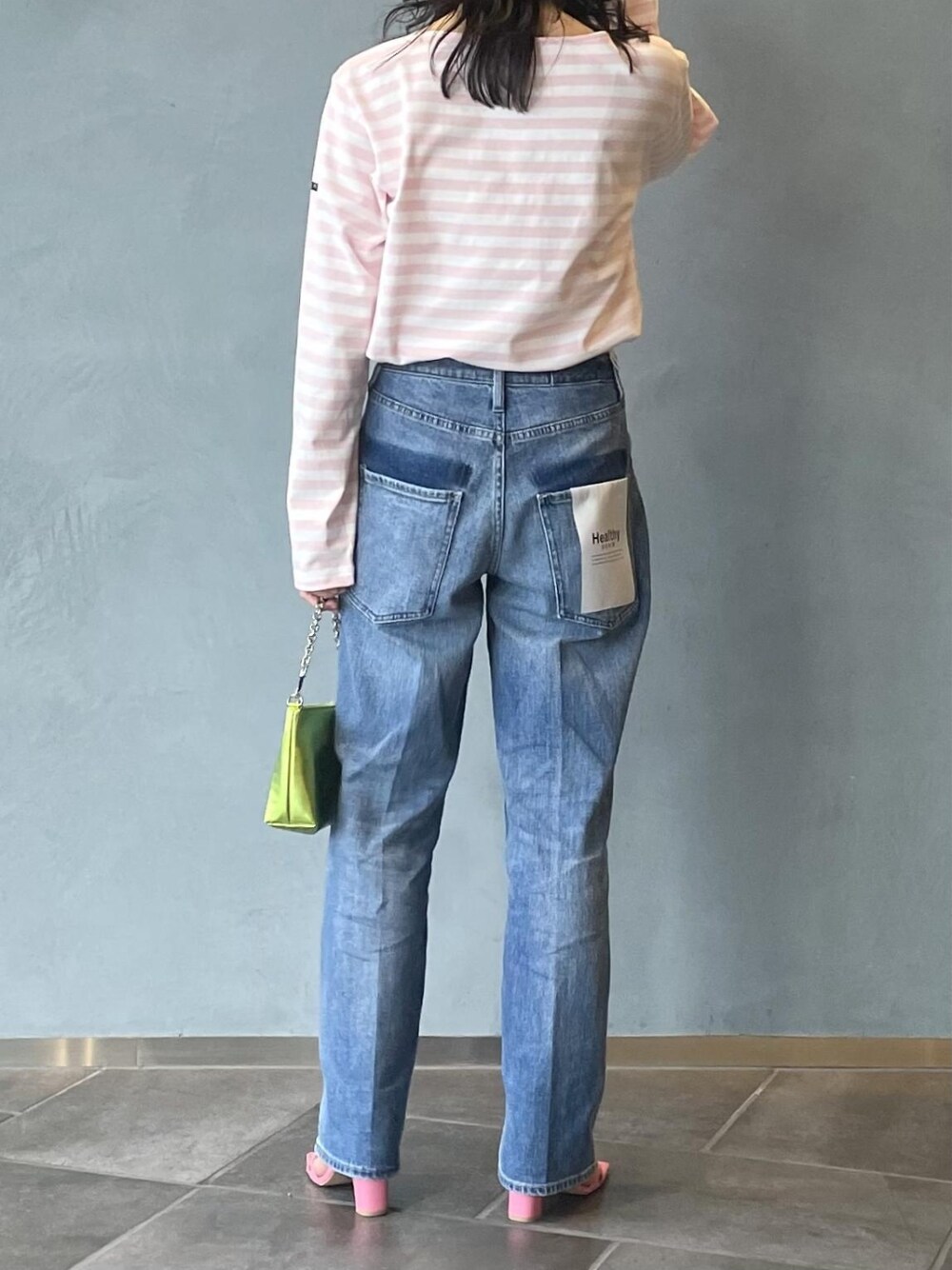 「デニム、ボーダー、デニムパンツ、ボーダートップス、アダムエロペ(ADAM ET ROPE')、Adam et Rope'、アニエスベー、agnes b.、オトナカジュアル、アニエスベー(agnes b.)」｜「agnes b.の【agnes b. for ADAM ET ROPE'】TS MARINO ML（Tシャツ/カットソー、ピンク系）」を使った、ADAM ET ROPE' STAFFさん（レディース・158cm）の冬コーディネートの5枚目の写真
