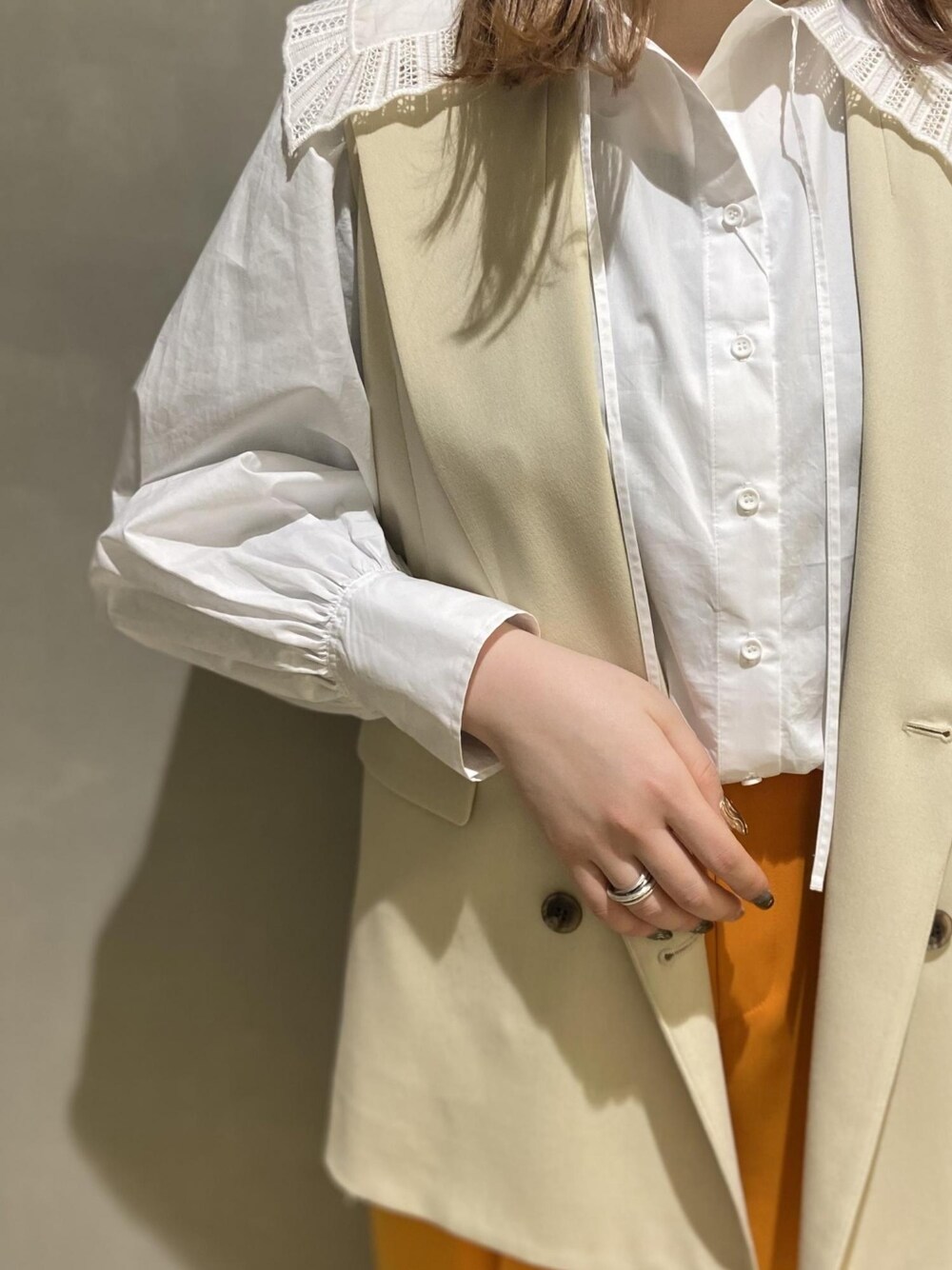 「ブラウス、レイヤード、カラーパンツ、ベスト、レイヤードスタイル、オレンジ、ワイドパンツ、ジレ、アダムエロペ(ADAM ET ROPE')、Adam et Rope'」｜「ADAM ET ROPE'のエンブロイダリーカラーブラウス（シャツ/ブラウス、ホワイト系）」を使った、ADAM ET ROPE' STAFFさん（レディース・160cm）の冬コーディネートの2枚目の写真