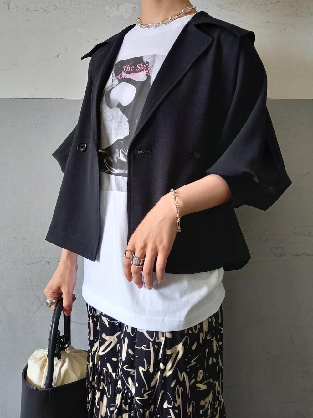 「ジャケット、フレアスカート、モノトーン、ロングスカート、柄スカート、アダムエロペ(ADAM ET ROPE')、Adam et Rope'、ジャケットスタイル、モノトーンコーデ、ベルクロ」｜「ADAM ET ROPE'の【The Skirt Chronicles for BIOTOP】Tee 22SS（Tシャツ/カットソー、ホワイト系）」を使った、ADAM ET ROPE' STAFFさん（レディース・158cm）の春コーディネートの2枚目の写真