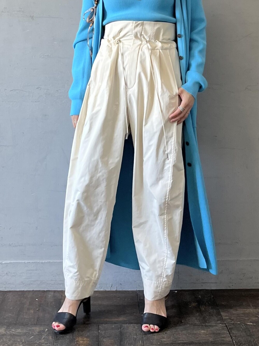 「Adam et Rope'、アダムエロペ(ADAM ET ROPE')、ロングカーディガン、カーディガン、ハイウエスト、ハイウエストパンツ、スポーツミックス、ブルー、トートバッグ、チェック、チェック柄、春コーデ、春夏コーデ、オトナカジュアル、大人カジュアル」｜「ADAM ET ROPE'の【サステナブル】ビスチェ付きロングカーディガン（カーディガン/ボレロ、ブルー系）」を使った、ADAM ET ROPE' STAFFさん（レディース・158cm）の冬コーディネートの3枚目の写真