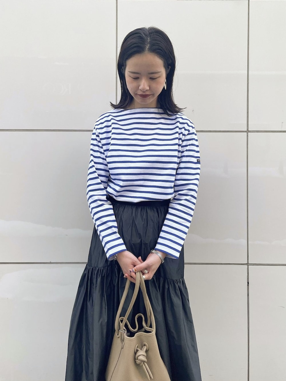 「フレアスカート、ボーダー、ロングスカート、saint james、セントジェームス、ボーダートップス、アダムエロペ(ADAM ET ROPE')、Adam et Rope'、スカートスタイル、ボーダーTシャツ」｜「ADAM ET ROPE'の【サステナブル】メタリックバレエ（バレエシューズ、シルバー系）」を使った、ADAM ET ROPE' STAFFさん（レディース・164cm）の冬コーディネートの2枚目の写真