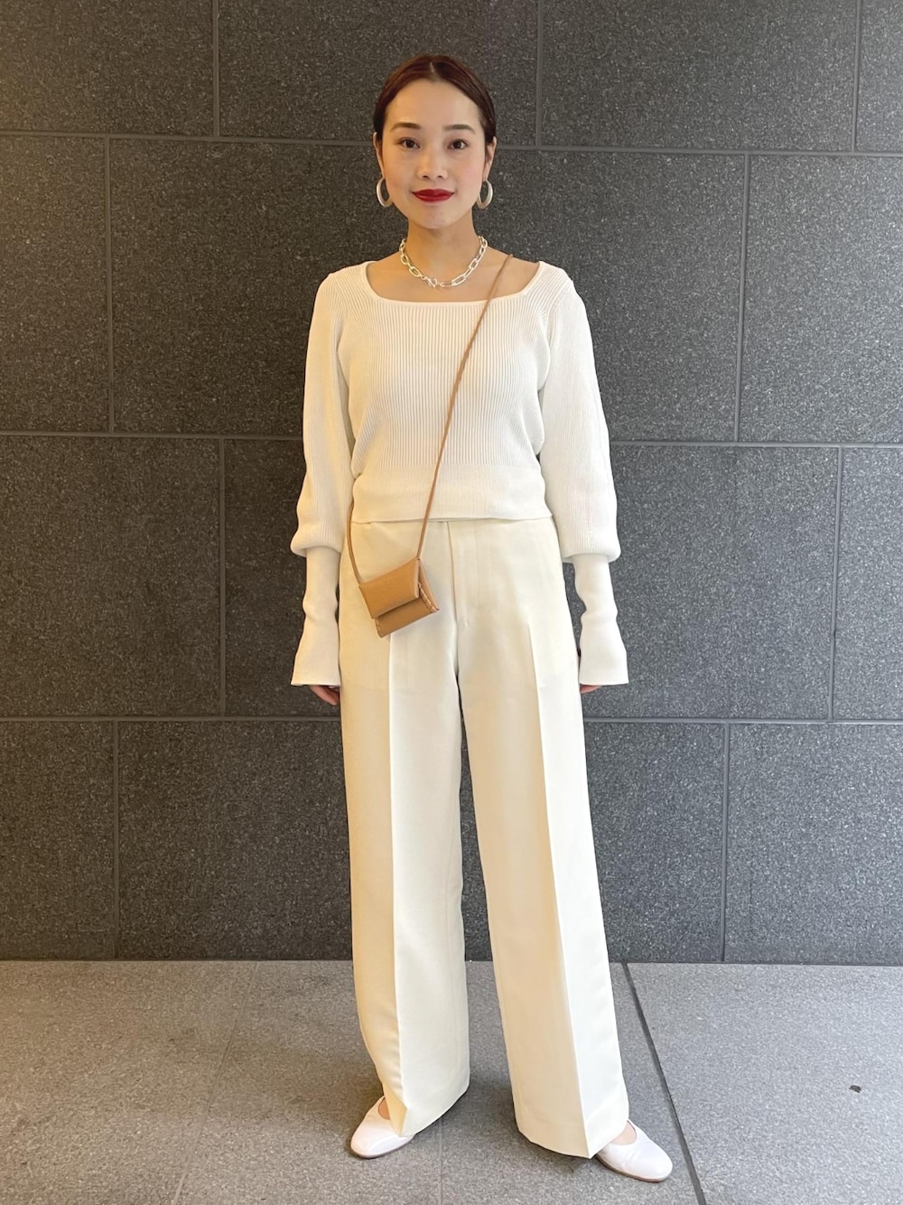 「アダムエロペ(ADAM ET ROPE')、Adam et Rope'、ホワイト、ホワイトコーデ、ワイドパンツ、スラックス、ジレ、大人女子、ワントーンコーデ、フラットシューズ、キレイめ、パンツスタイル、春コーデ、春夏コーデ、きれいめカジュアル」｜「ADAM ET ROPE'のスクエアネックリブニット（ニット/セーター、ホワイト系）」を使った、ADAM ET ROPE' STAFFさん（レディース・157cm）の冬コーディネートの5枚目の写真