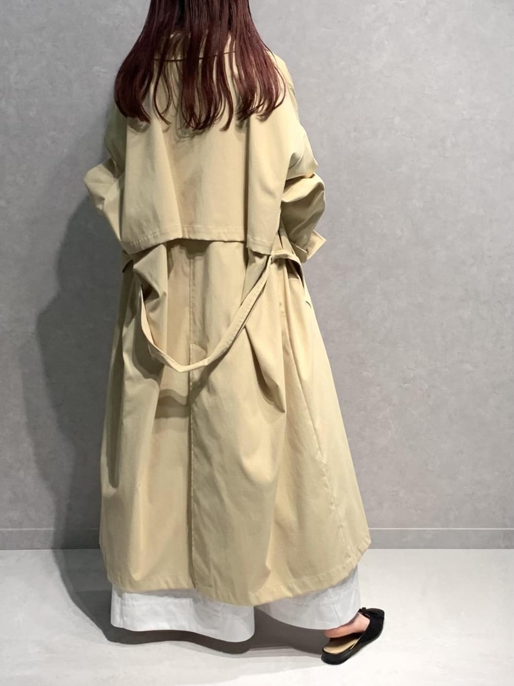 「トレンチコート、Dickies、オーバーサイズ、ロングスカート、アダムエロペ(ADAM ET ROPE')、リラックススタイル、春コート、スプリングコート、Adam et Rope'、ディッキーズ(Dickies)」｜「MILLERの【Miller for ADAM ET ROPE'】別注Cup付Long Sleeve Tee（Tシャツ/カットソー、オレンジ系）」を使った、ADAM ET ROPE' STAFFさん（レディース・157cm）の春コーディネートの3枚目の写真