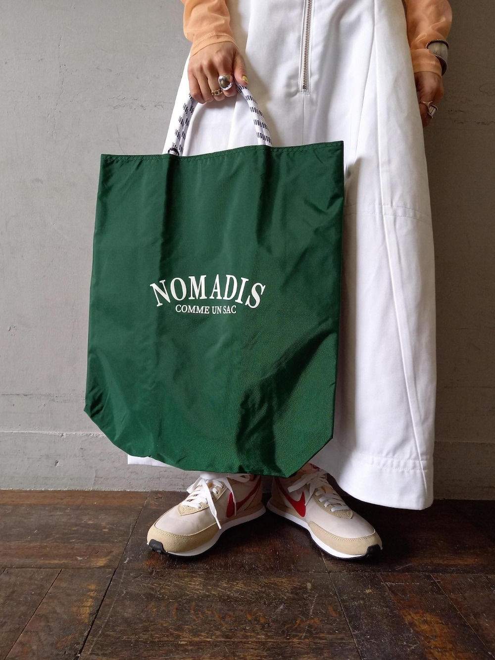 「フレアスカート、スカート、Dickies、ロングスカート、アダムエロペ(ADAM ET ROPE')、春、Adam et Rope'、スカートスタイル、春コーデ、ディッキーズ(Dickies)」｜「ADAM ET ROPE'のストレッチタフタロングT（Tシャツ/カットソー、オレンジ系）」を使った、ADAM ET ROPE' STAFFさん（レディース・158cm）の冬コーディネートの5枚目の写真