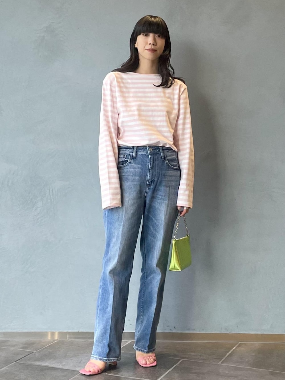 「デニム、ボーダー、デニムパンツ、ボーダートップス、アダムエロペ(ADAM ET ROPE')、Adam et Rope'、アニエスベー、agnes b.、オトナカジュアル、アニエスベー(agnes b.)」｜「agnes b.の【agnes b. for ADAM ET ROPE'】TS MARINO ML（Tシャツ/カットソー、ピンク系）」を使った、ADAM ET ROPE' STAFFさん（レディース・158cm）の冬コーディネートの1枚目の写真
