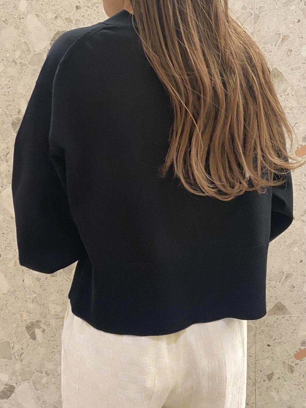 「カーディガン、パンプス、Vネック、白黒、モノトーン、アダムエロペ(ADAM ET ROPE')、Adam et Rope'、モノトーンコーデ、ルーズシルエット、ワイドバンツ」｜「ADAM ET ROPE'のワイドスリーブカーディガン（カーディガン/ボレロ、ブラック系）」を使った、ADAM ET ROPE' STAFFさん（レディース・160cm）の春コーディネートの4枚目の写真