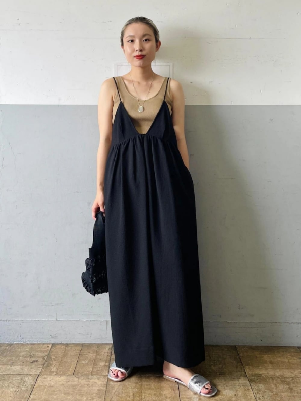 「ワンピース、アダムエロペ(ADAM ET ROPE')、ロングワンピース、Adam et Rope'、夏コーデ、キャミワンピ、キャミワンピース、オトナカジュアル、夏ワンピース、Adam et Ropé」｜「ADAM ET ROPE'のマドレーヌプリーツバック（トートバッグ、ブラック系）」を使った、ADAM ET ROPE' STAFFさん（レディース・164cm）の夏コーディネートの1枚目の写真