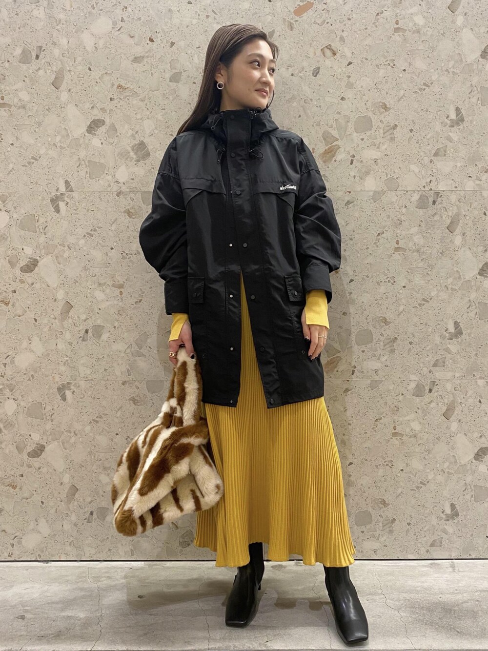「ワンピース、マウンテンパーカー、ブーツ、ショートブーツ、WILDTHINGS、ワイルドシングス、アダムエロペ(ADAM ET ROPE')、ファー小物、Adam et Rope'、ワンピーススタイル」｜「ADAM ET ROPE'のワイルドシングスBIGマウンテンパーカー（ジャケット/アウター、ブラック系）」を使った、ADAM ET ROPE' STAFFさん（レディース・159cm）の秋コーディネートの1枚目の写真