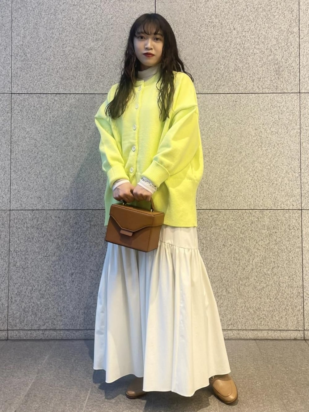 「カーディガン、フレアスカート、イエロー、ローファー、フラットシューズ、ロングスカート、アダムエロペ(ADAM ET ROPE')、春、Adam et Rope'、春コーデ」｜「ADAM ET ROPE'のクルーネックカーディガン（カーディガン/ボレロ、イエロー系）」を使った、ADAM ET ROPE' STAFFさん（レディース・154cm）の冬コーディネートの1枚目の写真